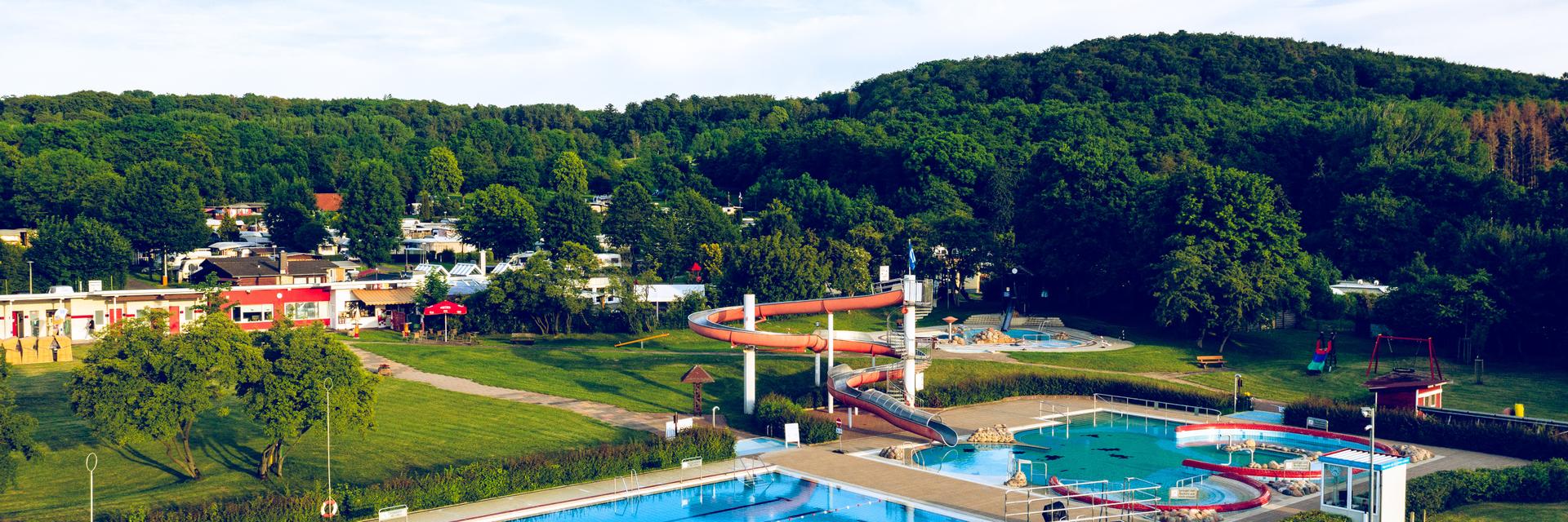 Freizeitbad Hügel Wald Rutsche Ferienanlage Dransfeld